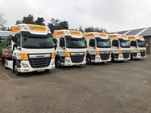 Vijf nieuwe Bultena verreiker BV Daf vrachtwagens met Nooteboomtrailers
